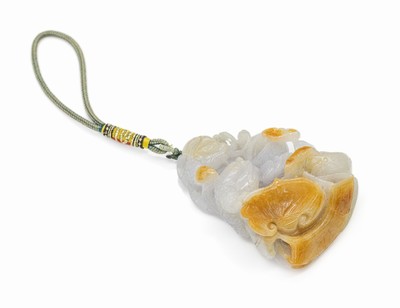 Jadeit-Glücksbringer, China 20 Jh., Darstellung von div. Glückssymbolen, u.a. Karpfen, Pi-Scheibe, aufwändige Durchbruch- arbeit, reine ...