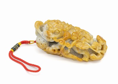 Jadeit-Glücksbringer, China 20 Jh., Darstellung eines Drachens, mit Pilz des ewigen Lebens, Blüten und sogn. Himmelsball, reine Glückssymbolik, ...