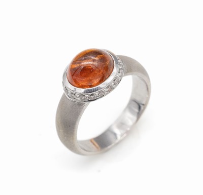 18 kt Gold Granat-Brillant-Ring, WG 750/000 gepr., mittig Granat-Cabochon ca. 3.0 ct, umgeben von 18 Brillanten zus. ca. 0.36 ctWeiß/si, ...