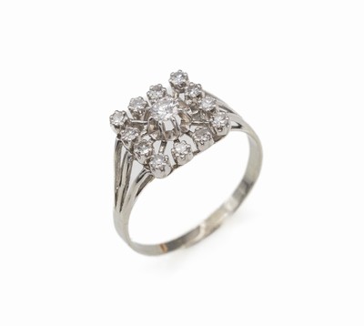 14 kt Gold Diamant-Ring, WG 585/000 gepr., rechteckiger Ringkopf, mittig 1 Brillant ca. 0.15 ct Weiß/si, umgeben von 12 8/8-Diamanten zus. ca. 0.36 ...