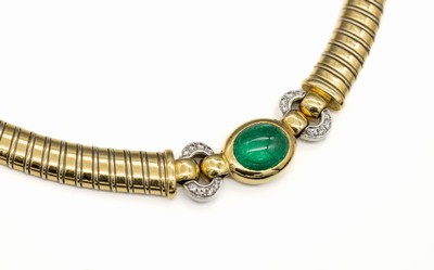 18 kt Gold Smaragd-Diamant-Collier, GG/WG 750/000, Mittelteil mit ovalem Smaragd -Cabochon ca. 7.50 ct, 16 in WG gefasste Brillanten zus. ca. 0.33 ...