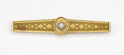 14 kt Gold Diamant-Brosche, GG/WG 585/000, 1950er Jahre, länglich, aufwendige Granulationmit kl. Fehlstelle, L. ca. 7 cm, mittig in WG gefasster ...
