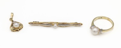 14 kt Gold Zuchtperl-Konvolut, GG 585/000, best. aus: 1 Stabbrosche, L. ca. 4.5 cm, 1 tropfenförmiger Anhänger, ca. 2.5 x 1.5 cm, mit kl. ...