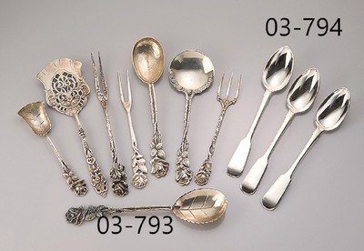 Konvolut Hildesheimer Rose, 800er Silber, 15 tlg., 5 kl. Vorlegegabeln in versch. Größen, 1 kl. Heber, 9 Löffel in versch. Größen, dazu 1 ...