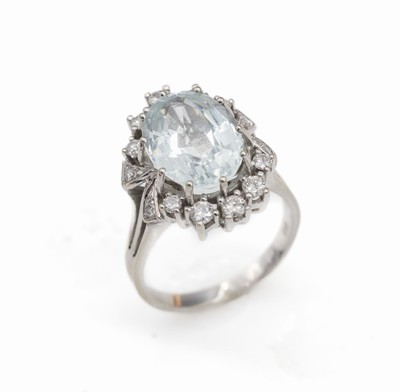 14 kt Gold Aquamarin-Brillant-Ring, WG 585/000, ovalfacett. Aquamarin ca. 4.00 ct,14 Brillanten zus. ca. 0.44 ct Weiß/si-p, ca. 7.0 g, RW 57.5