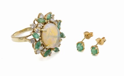 14 kt Gold Farbstein-Brillant-Ring, GG 585/000, 1 Opal ca. 3.00 ct (haarrissig), 8 Smaragd-Navettes zus. ca. 0.80 ct, 16 Brillanten zus. ca. 0.80 ct ...