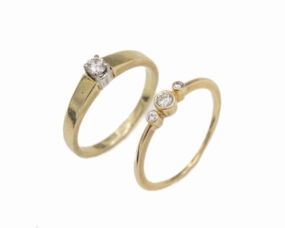Konvolut 2 14 kt Gold Brillant-Ringe, GG 585/000, 1 x 1 Brillant ca. 0.10 ct Weiß/si, ca. 3.8 g, RW 54; 1 x 3 Brillanten zus. ca. 0.11 ct Weiß/si, ...