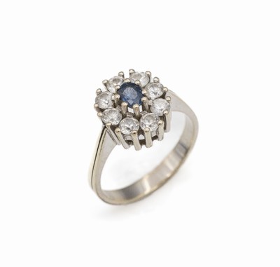 14 kt Gold Saphir-Ring, WG 585/000, ovalfacett. blauer Saphir und 8 rundfacett. weiße Saphire zus. ca. 2.20 ct, ca. 5.7 g, RW 60