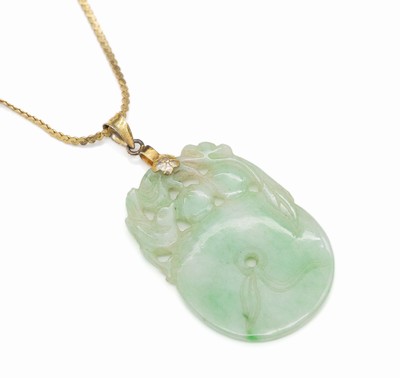 Jade-Anhänger mit 14 kt Gold GG 585/000-Kette, GG 585/000, Jade geschnitten, Glückssymbolik, ca. 4 x 2.8 cm, L ca. 75 cm, total ca. 13.3 g
