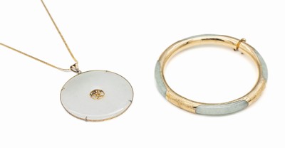 Konvolut mit Jade: Pi-Scheibe Fassung und Kette 14 kt Gold, GG 585/000, Durchm. ca. 4.7 cm, L ca. 52 cm und Armreif mit GG 585/000-Montur, Durchm. ...