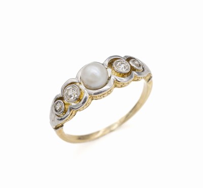18 kt Gold Diamant-Perl-Ring, GG 750/000, um 1910, Schauseite platiniert, mittig kl. Perle, D. ca. 5 mm, seitl. insg. 4 Altschliffdiamanten, RW 50, ...