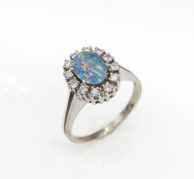 14 kt Gold Opal-Brillant-Ring, WG 585/000, mittig Opaltriplette, umgeben von 12 Brillanten zus. ca. 0.24 ct Weiß/si, RW 52, ca. 3.8 g
