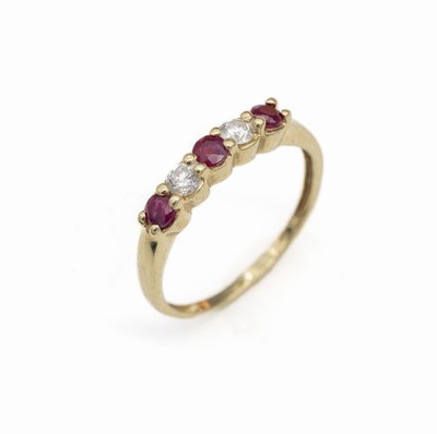 14 kt Gold Brillant-Rubin-Ring, GG 585/000,3 rundfacett. Rubine zus. ca. 0.25 ct, 2 Brillanten zus. ca. 0.20 ct Weiß/si, RW 55, ca. 1.9 g