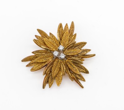 18 kt Gold Brillant-Brosche, GG 750/000, abstrakt florale Gestaltung, mittig 3 Brillanten zus. ca. 0.12 ct (grav.) feines Weiß-Weiß/vs, ca. 3.5 x ...