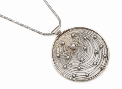 Designer Anhänger, 925er Silber, rund, abstrakte Gestaltung mit Kugeln, bez. mit "Riikschmuck", D. ca. 4.5 cm, an Schlangenkette, L. ca. ...