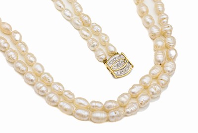 2-reihiges Zuchtperlcollier, Schließe GG/WG 585/000 mit kl. Diamantbesatz, L. ca. 40.5 cm