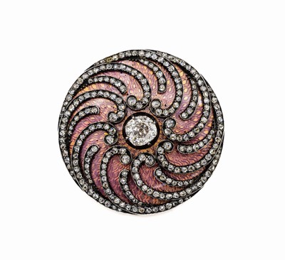 14 kt Gold Diamant-Brosche, GG 585/000 gepr., Schauseite Silber, um 1920, guillochierter Grund mit transluzid rosafarb. Email, aufgelegte ...
