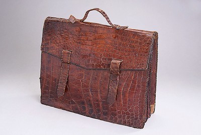 Braune Kroko-Aktentasche, 1970er Jahre, Farmalligator, schöne Maserung in versch. Braun-Nuancen, 3 Innenfächer, z.T. stärkere Gebr.-Spuren, ca. ...