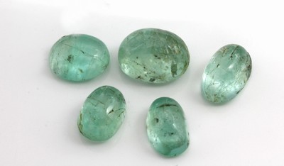 5 lose Smaragd-Cabochons zus. ca. 25.95 ct