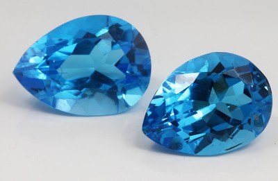 Loses Blautopas-Pärchen zus. ca. 34.65 ct, facett. Tropfen, intensives Blau, beh.
