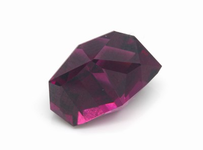 Loser facett. Granat ca. 7.35 ct, Phantasieschliff, intensive Farbe