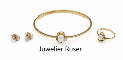 14 kt Gold Brillant-Perl-Schmuckset, GG 585/000, Meistermarke Juwelier Ruser, Weiterstadt, best. aus: Ring, Armreif und Paar Ohrstecker, 5 ...