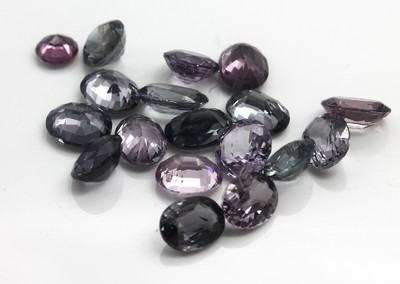 Lot lose Spinelle zus. ca. 18.5 ct, versch. Formen, Farben und Größen