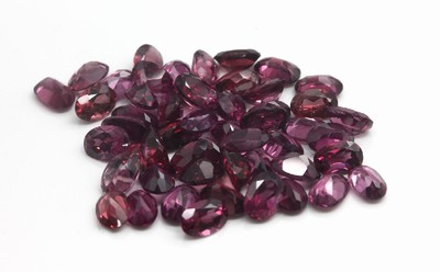 Lot lose Granate zus. ca. 30.8 ct, ovalfacett.