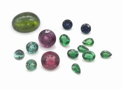 Lot Farbsteine zus. ca. 11.1 ct, u. Turmalin, Granat, Saphir, versch. Schliffformen (rund, Navette, Cabochon)