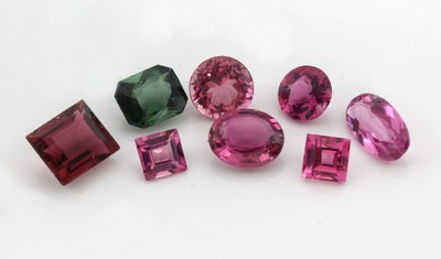 Lot 8 lose Turmaline zus. ca. 11.5 ct, 1 x grün, 7 x pink, versch. Schliffformen