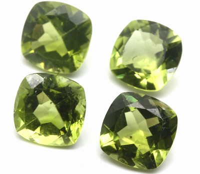 Lot 4 Peridot-Carrees zus. ca. 8.7 ct