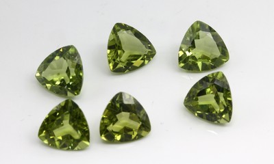 Konvolut 6 Peridot Triangeln zus. ca. 10.9 ct