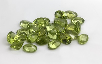 Lot 25 lose ovalfacett. Peridots zus. ca. 20.1 ct, kalibriert