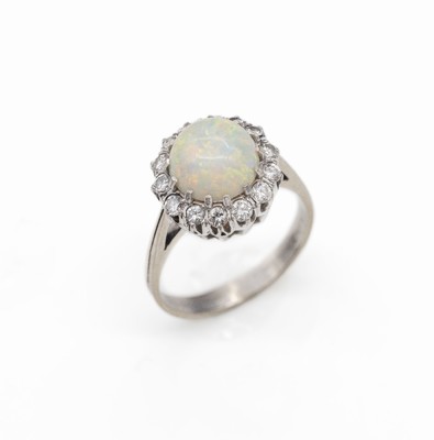 18 kt Gold Opal-Brillant-Ring, WG 750/000, runder Opal-Cabochon (leicht locker) ca. 3.0 ct, 14 Brillanten zus. ca. 0.42 ct Weiß/si, total ca. 4.3 ...