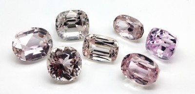 Lot 7 lose Kunzite zus. ca. 39.4 ct, versch. Schliffformen