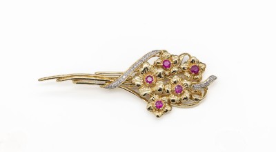 14 kt Gold Diamant-Rubin-Brosche, GG 585/000, Meistermarke ungedeutet, 5 rund facett. Rubine zus. ca. 1.00 ct, 11 8/8-Diamanten zus. ca. 0.11 ct ...