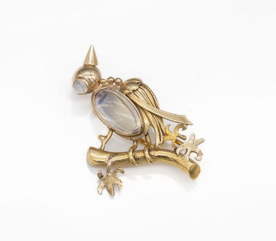 18 kt Gold Mondstein-Brosche "Vogel auf Ast", GG 750/000, Meistermarke ungedeutet, Kopf und Körper jeweils mit Mondstein-Cabochonzus. ca. ...