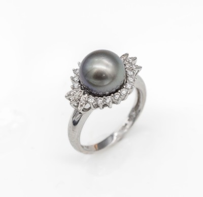 18 kt Gold Zuchtperl-Brillant-Ring, WG 750/000, 1 graue Zuchtperle Durchm. ca. 10 mm, 22 Brillanten zus. ca. 0.34 ct feines Weiß-Weiß/si, total ...