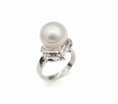 14 kt Gold Zuchtperle-Diamant-Ring, WG 585/000, 1 weiße Südseezuchtperle D. ca. 12 mm, Diam.-Baguettes und Trapeze zus. ca. 0.30 ct Weiß/p1, ca. ...