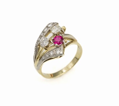 14 kt Gold Diamant-Ring, GG/WG 585/000, 1950er Jahre, 1 rundfacett. synth. Rubin, 2 Altschliff-Diamanten zus. ca. 0.30 ct get. Weiß/p 1, 9 ...