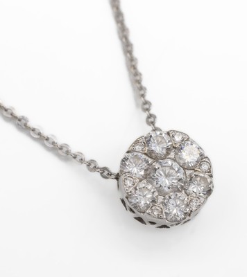 18 kt Gold Brillant-Anhänger, WG 750/000, an 18 kt Gold Kette, WG 750/000, 13 Brillantenzus. ca. 0.50 ct Weiß/si, Durchm. ca. 8 mm, L ca. 44 cm, ...