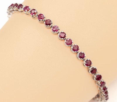 14 kt Gold Rubin-Armband, WG 585/000, Rubine zus. ca. 6.60 ct, L. ca. 19.5 cm, Kastenschloss mit Sicherheitsacht und Sicherheitskettchen, ca. 16.0 g