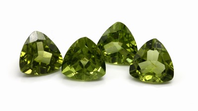 Lot 4 Peridot-Triangeln zus. ca. 10.6 ct