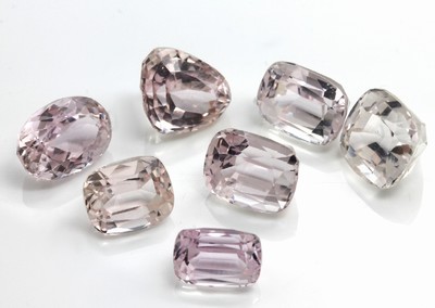 Lot 7 lose Kunzite zus. ca. 38.6 ct, versch. Schliffformen