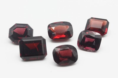 Lot 6 lose Granate zus. ca. 28.1 ct, schönes tiefes Rot, versch. Schliffformen