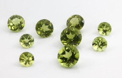Lot 9 lose rundfacett. Peridots zus. ca. 15.6 ct