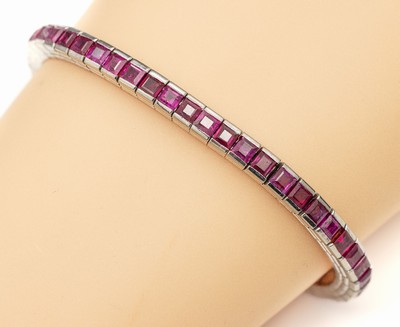18 kt Gold Rubin-Riviere-Armband, WG 750/000, 50 Rubin-Carrees zus. ca. 7.50 ct, Kastenschloss mit Sicherheitsbügel, L. ca. 18 cm, ca. 36.5 g