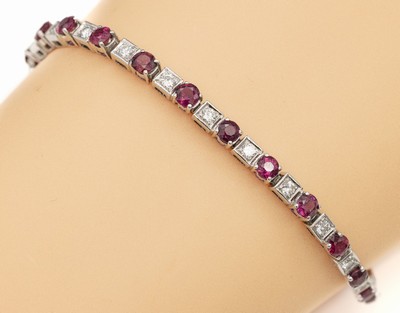 18 kt gold Rubin-Brillant-Armband, WG 750/000, 21 rundfacett. Rubine zus. ca. 2.0 ct, 21 Brillanten zus. ca. 1.0 ct Weiß/vs-si, ca. 14.6 g, L. ca. ...