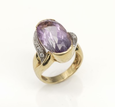 14 kt Gold Amethyst-Ring, GG/WG 585/000, ovalfacett. Amethyst ca. 16.0 ct, 6 Diamant- Imitationen, ca. 12.7 g, RW 59.5