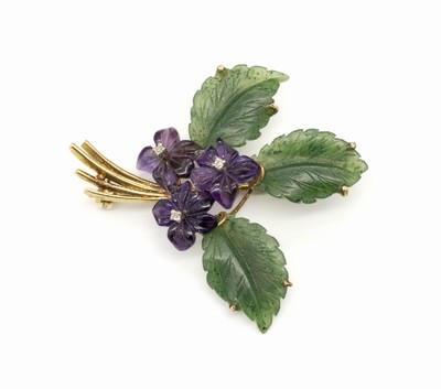14 kt Gold Veilchenbrosche, Pforzheim 1960er Jahre, GG 585/000, Blätter aus Nephrit, Blüten aus Amethyst geschnitten, 3 kl. Diamanten, ...